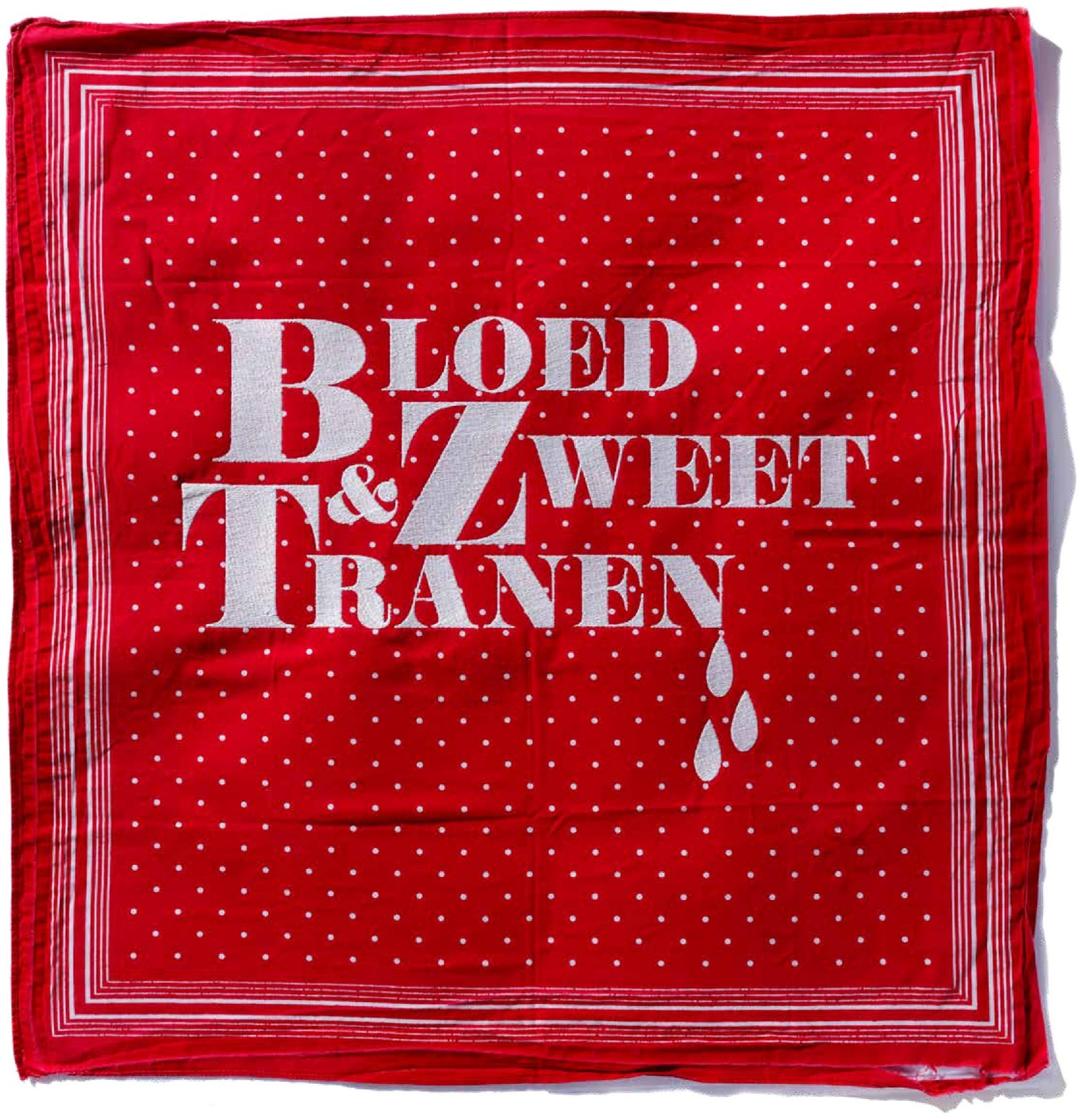 Rode zakdoek met de tekst ‘Bloed, Zweet & Tranen’ in witte letters