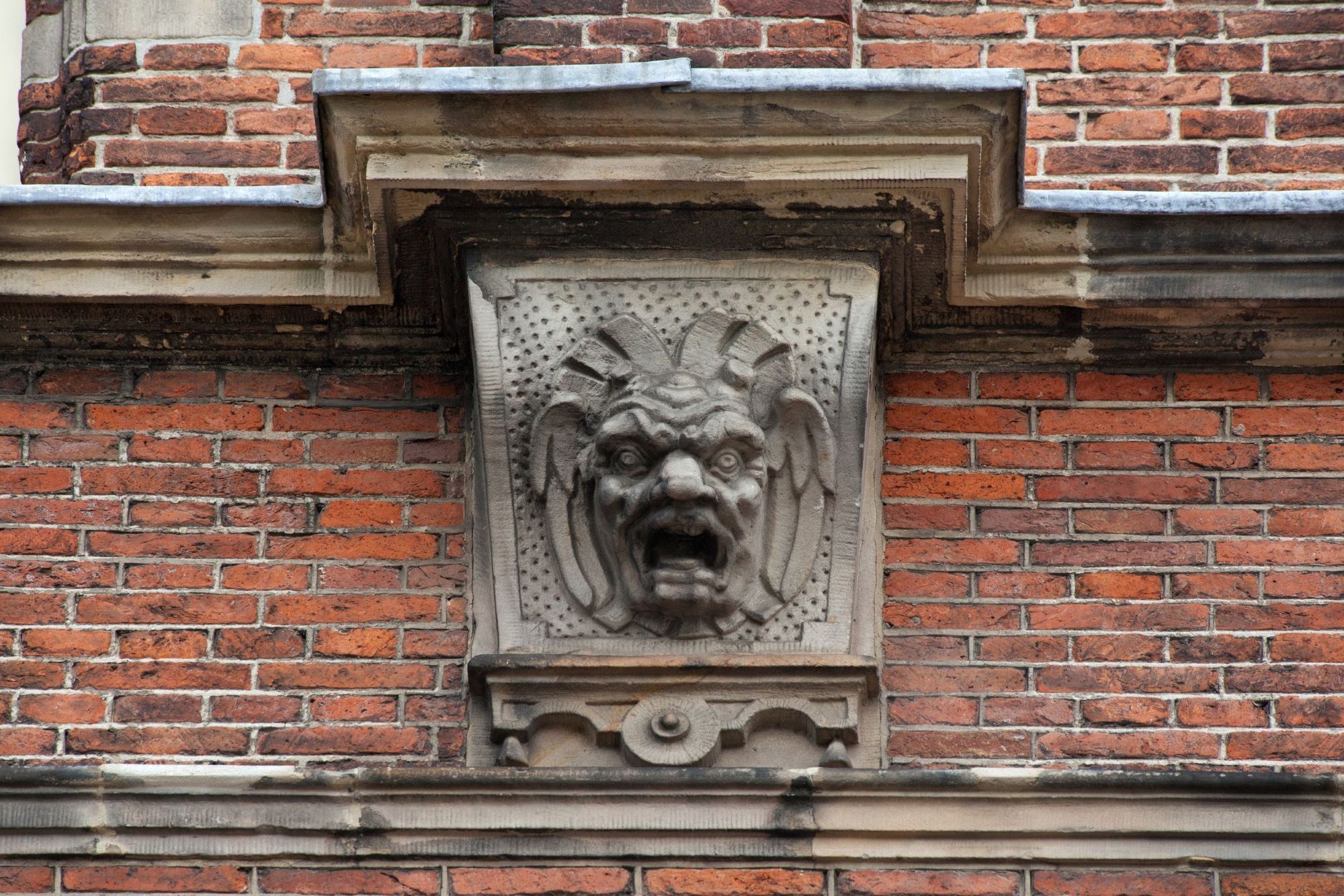 Kraagsteen in de gevel in vorm van leeuwenkop